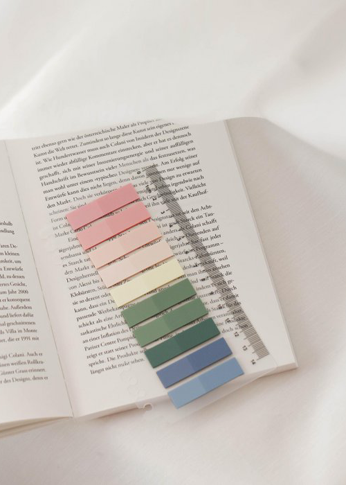 Sticky booktabs macaron