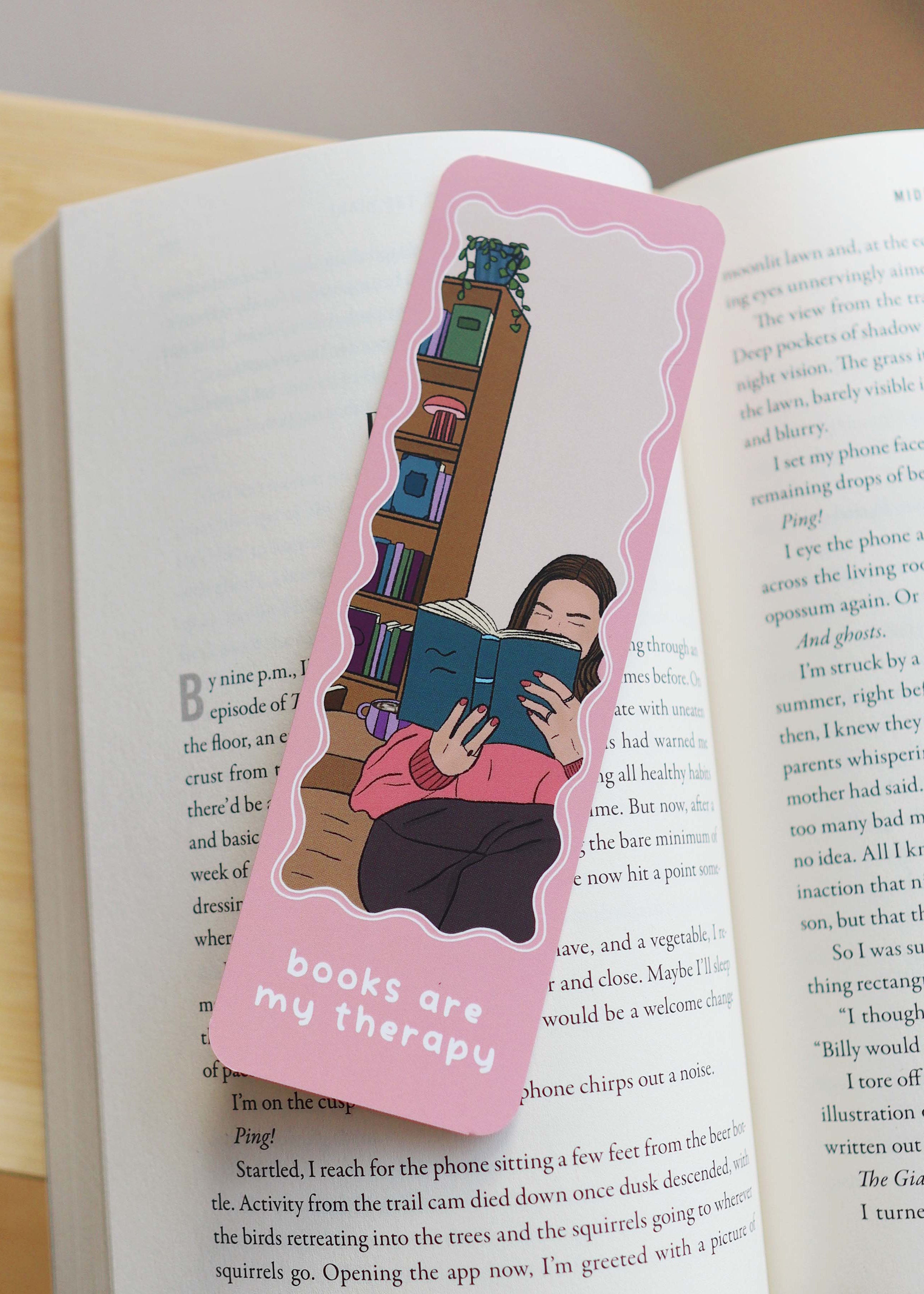 Boekenlegger 'books are my therapy' pink