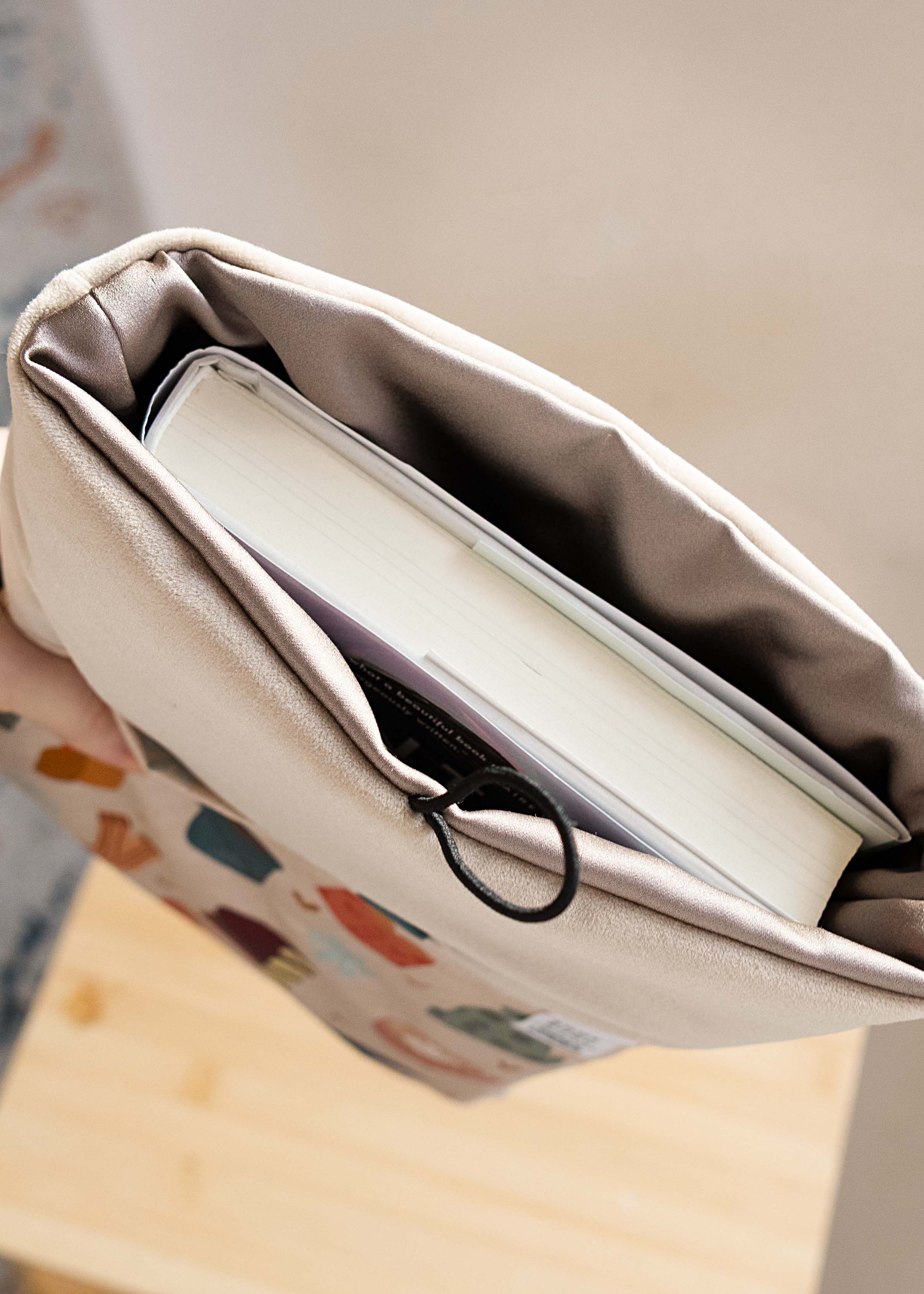 Booksleeve 'cozy winter' beige