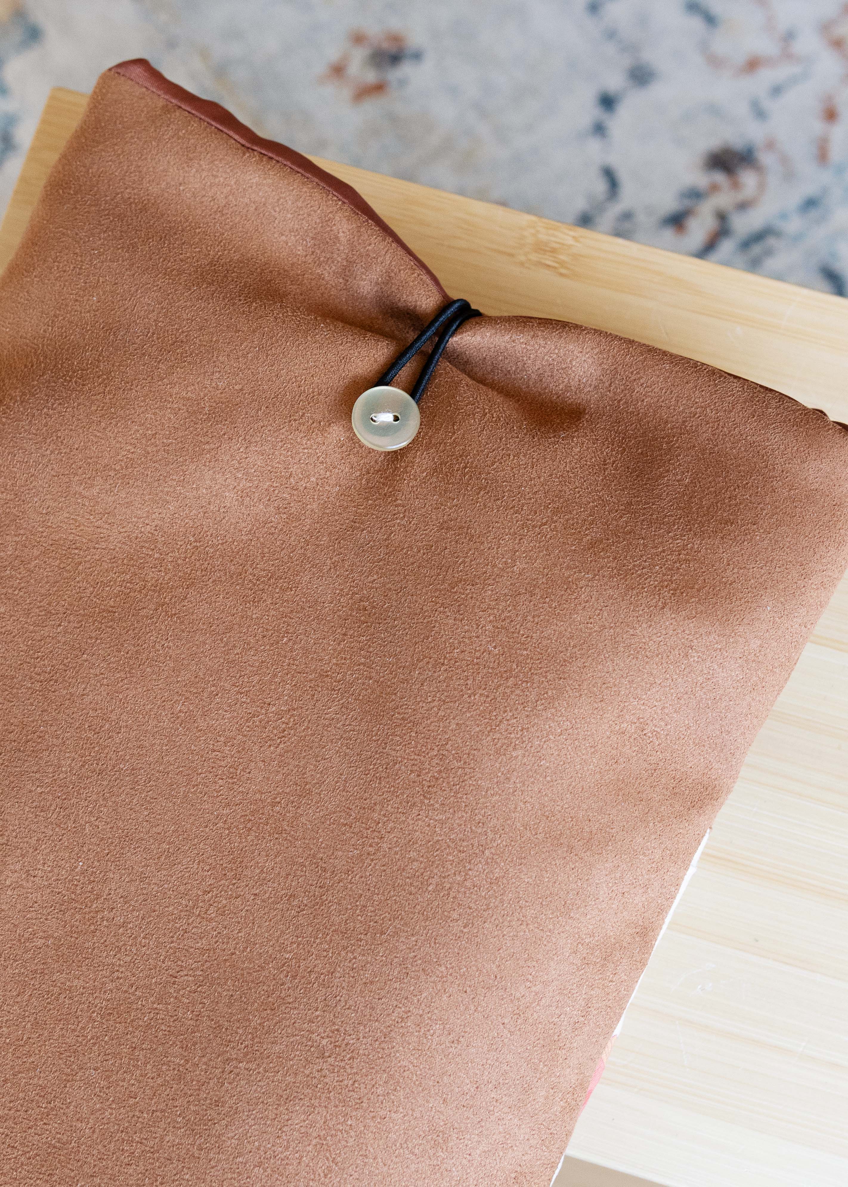 Booksleeve 'cozy winter' brown