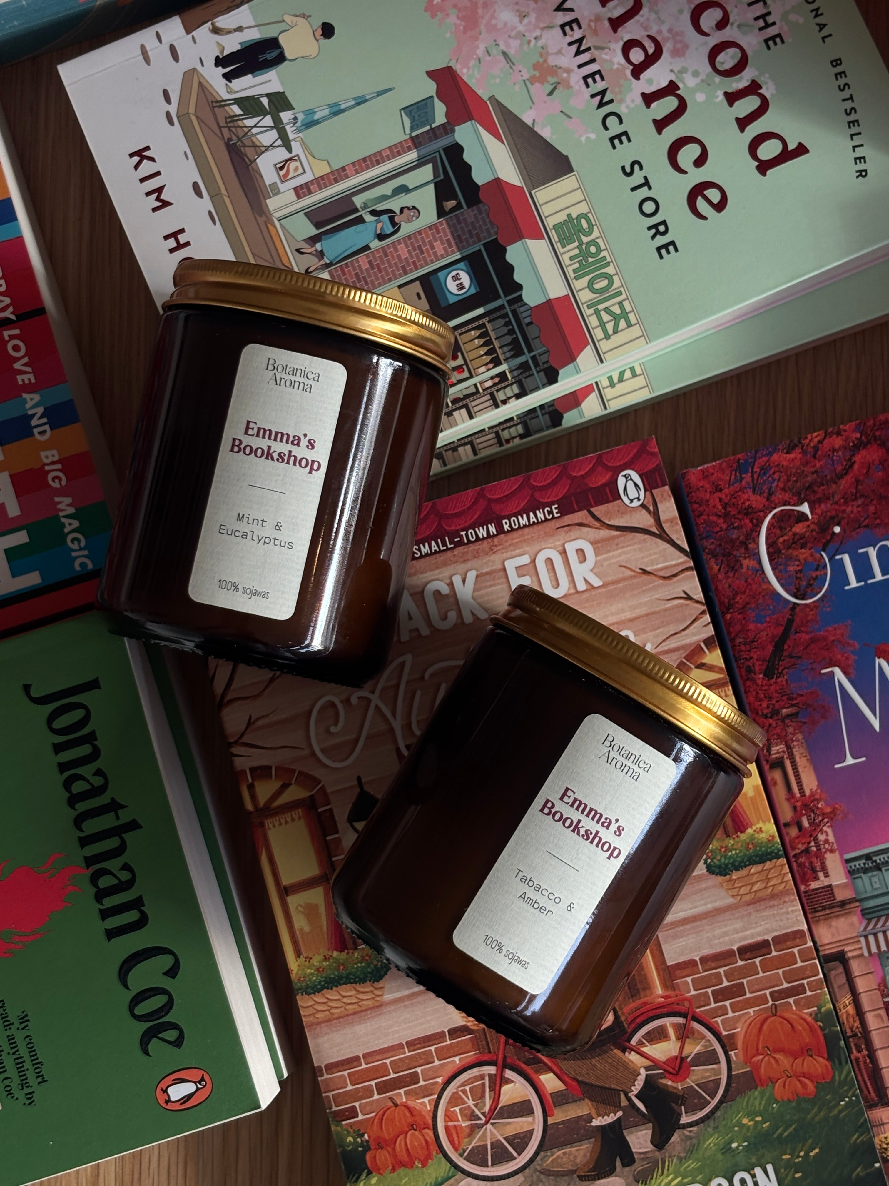 Geurkaars Emma's Bookshop x Botanica Aroma