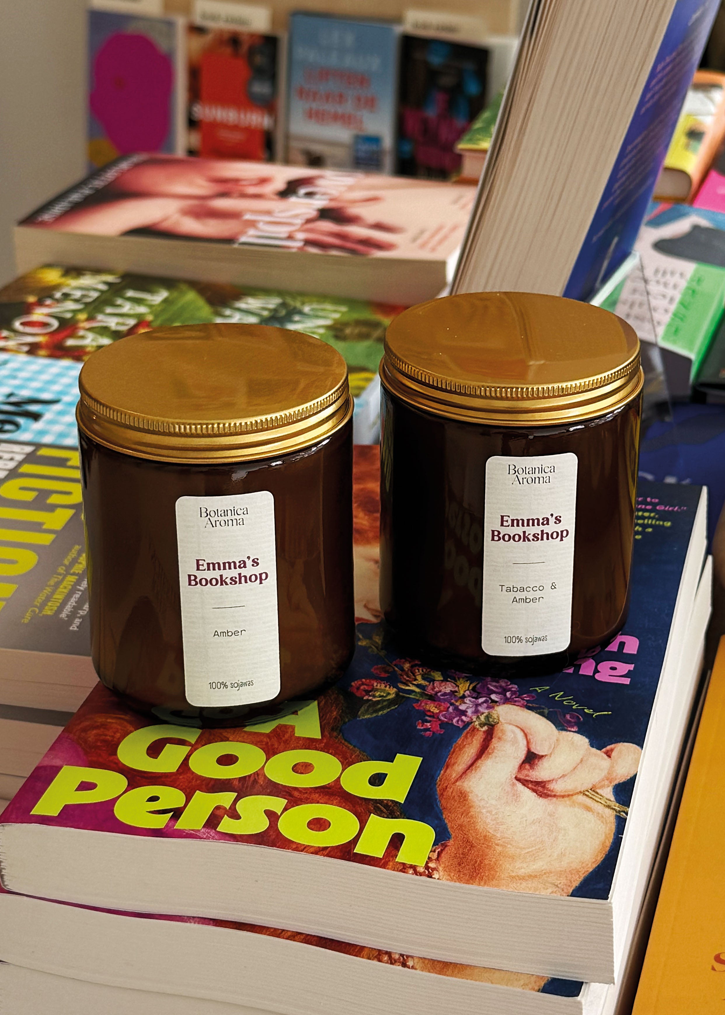 Geurkaars Emma's Bookshop x Botanica Aroma