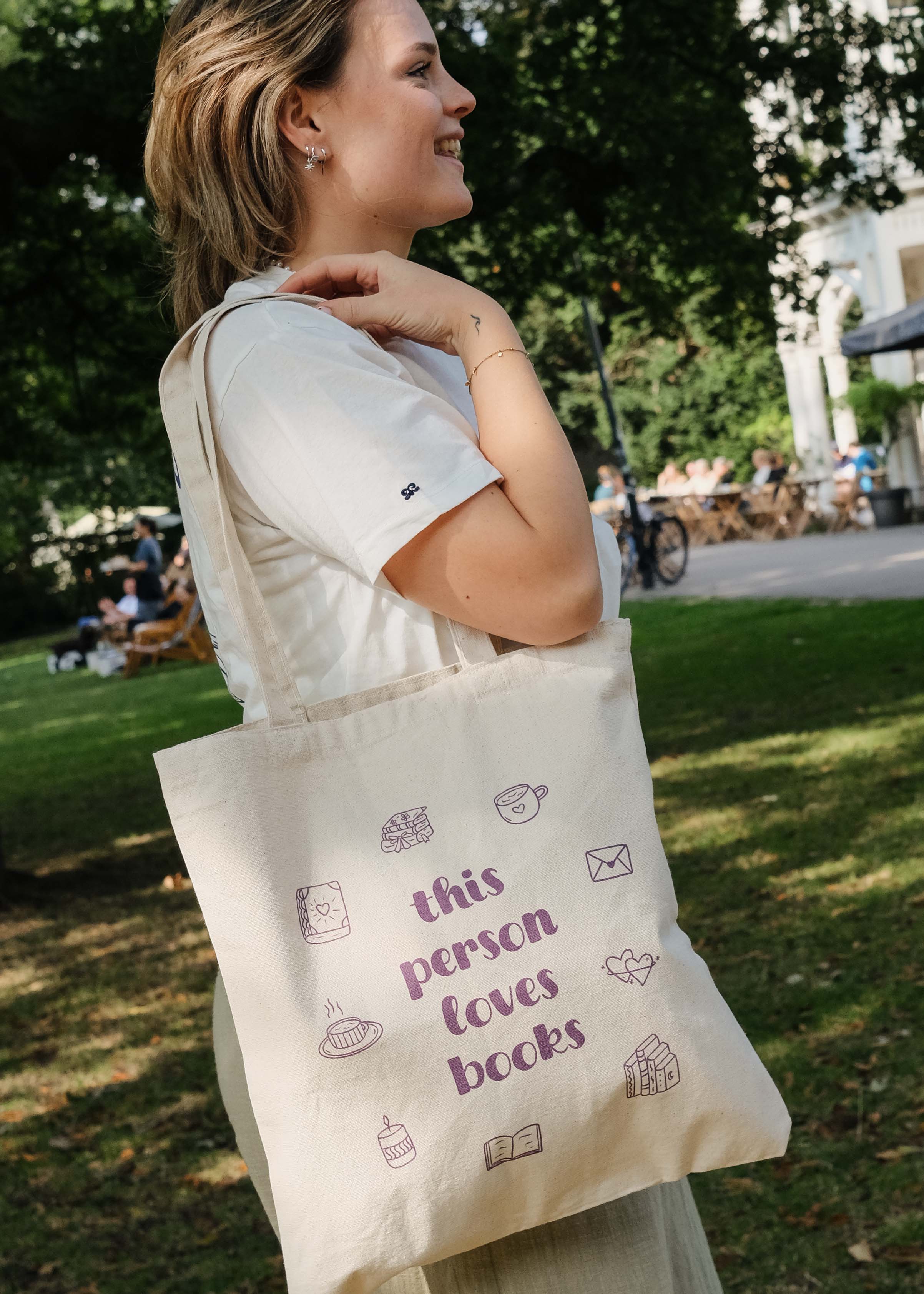 Totebag 'this person loves books'