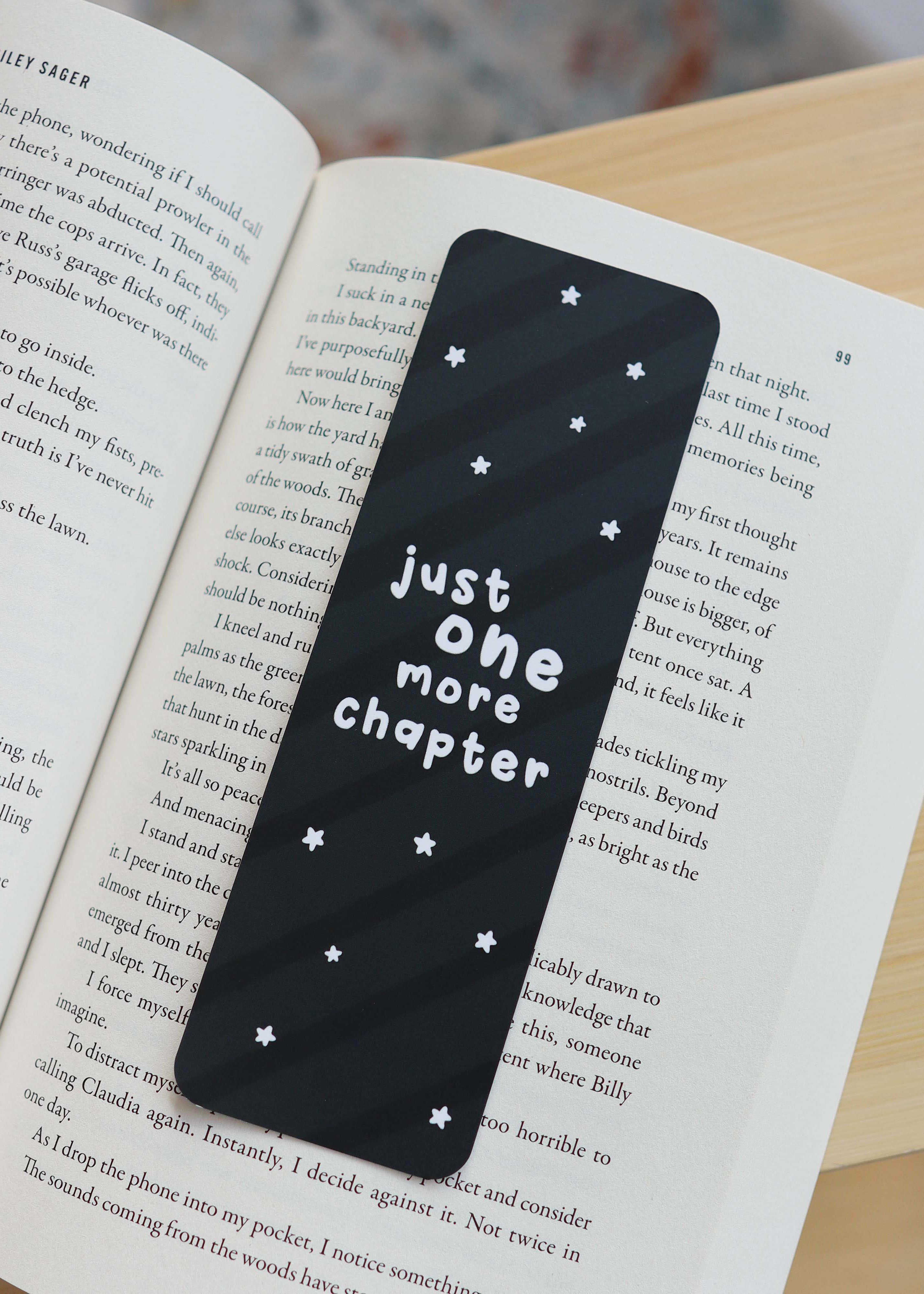 Boekenlegger 'just one more chapter' grey