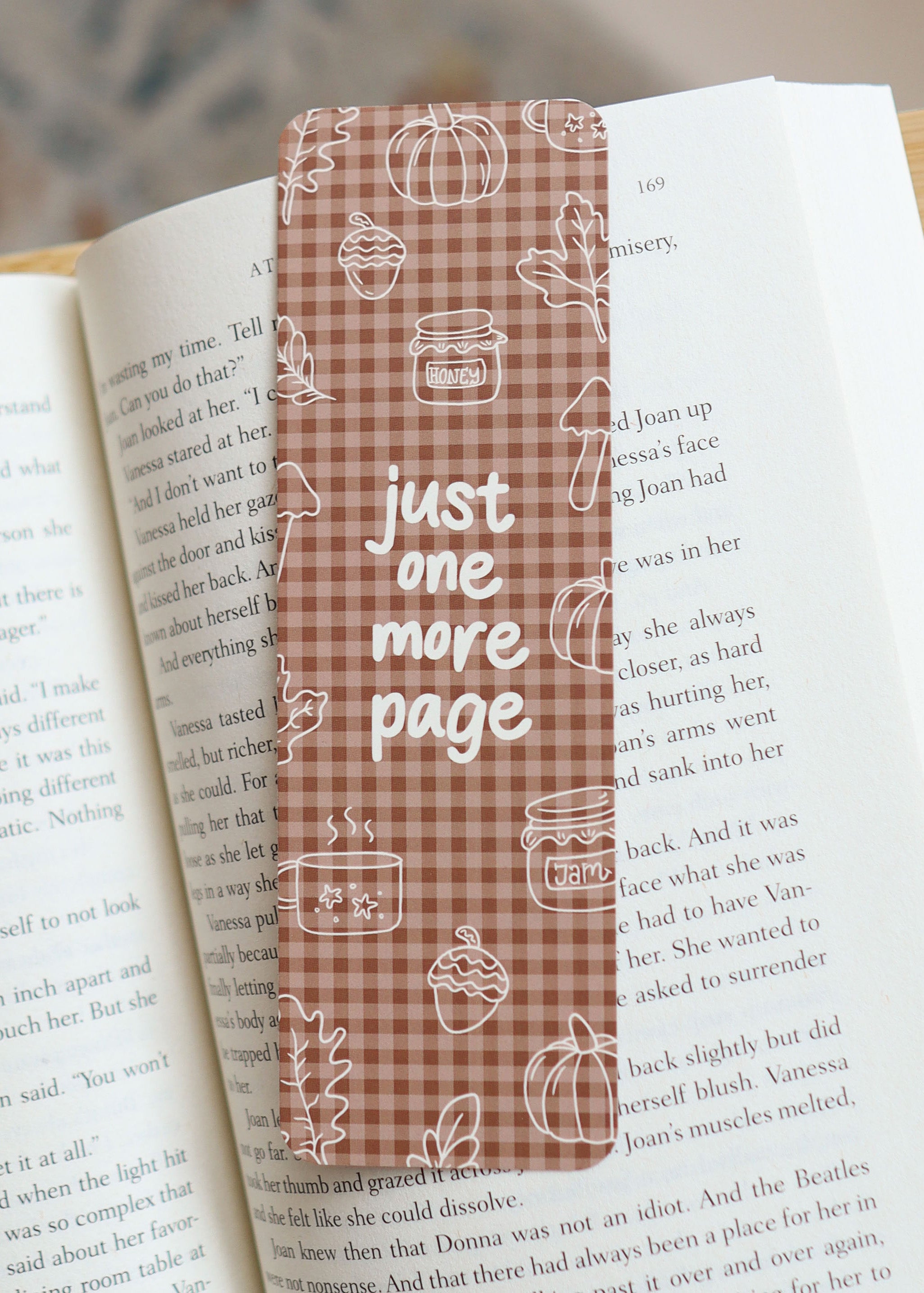 Boekenlegger 'just one more page' brown