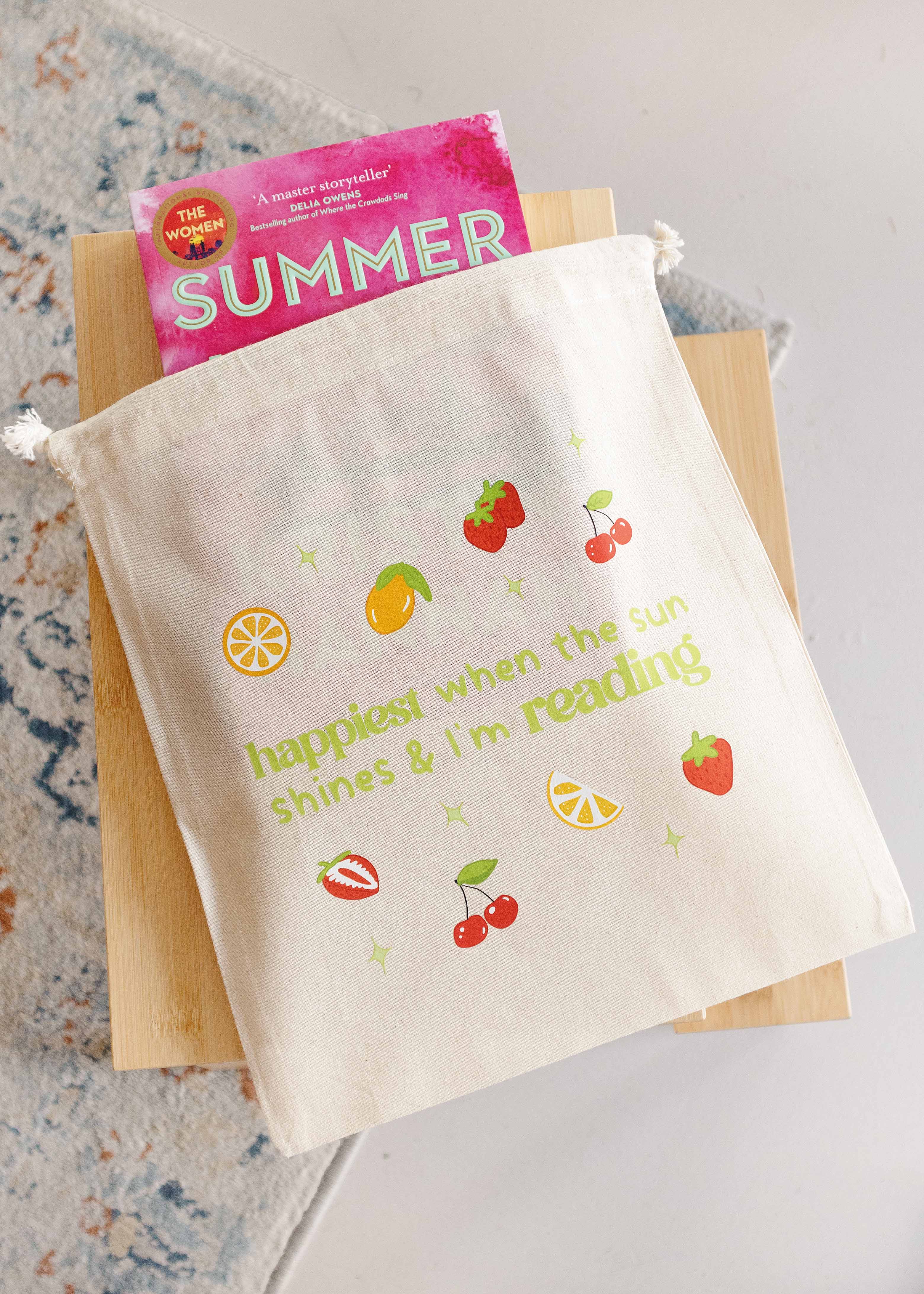 Booksleeve 'happiest when the sun shines & I'm reading' groot