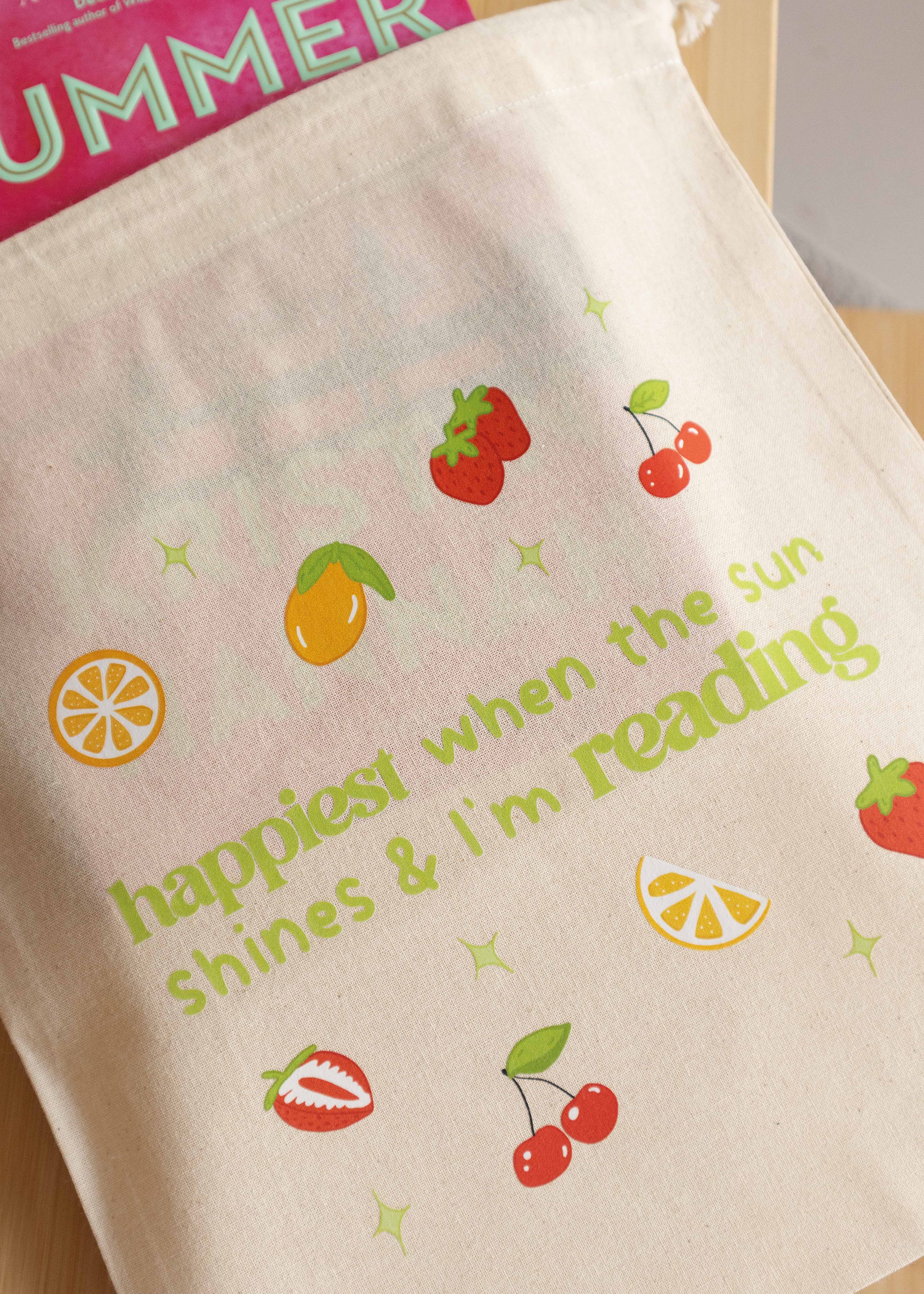 Booksleeve 'happiest when the sun shines & I'm reading' groot