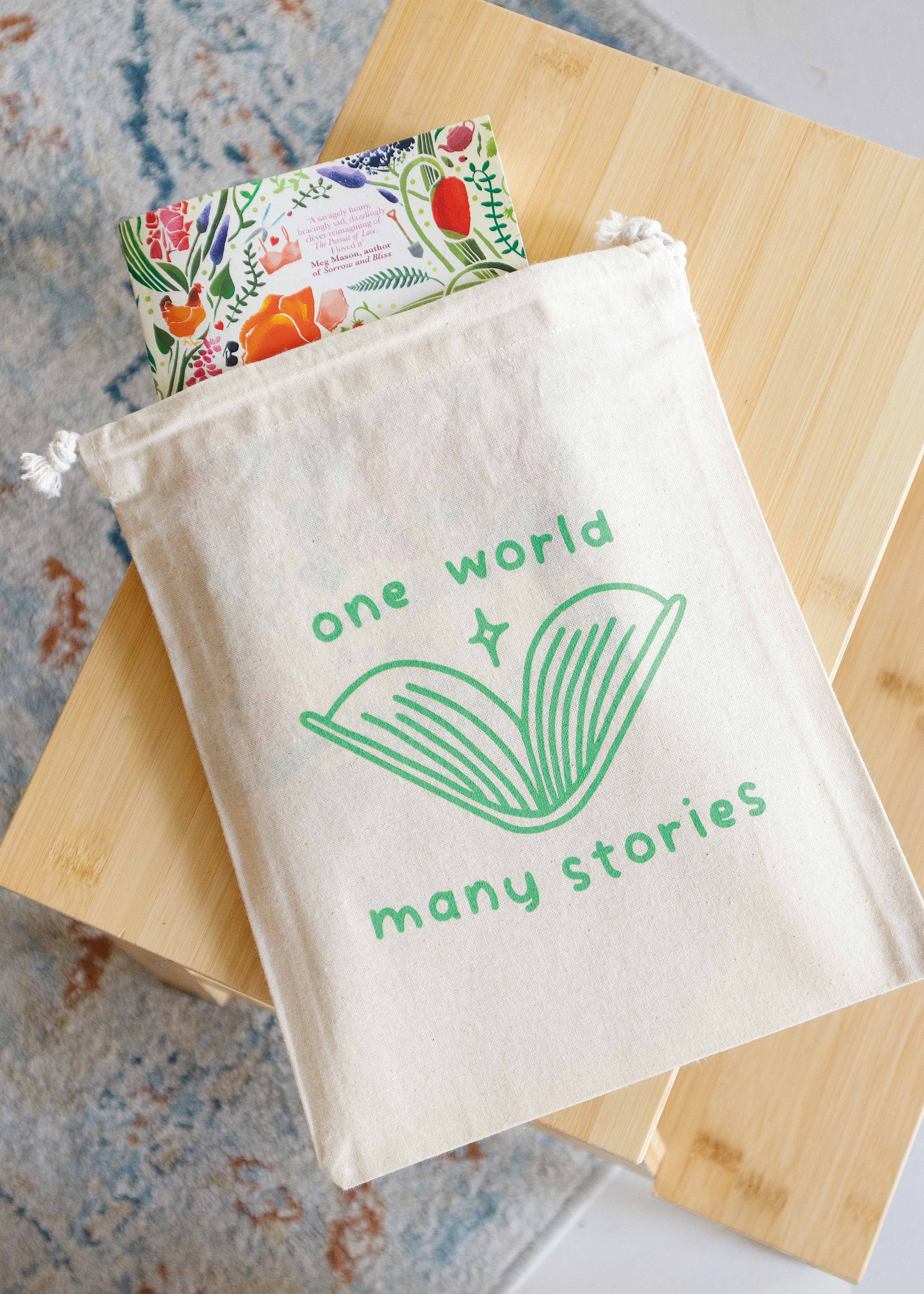 Booksleeve 'one world many stories green' klein