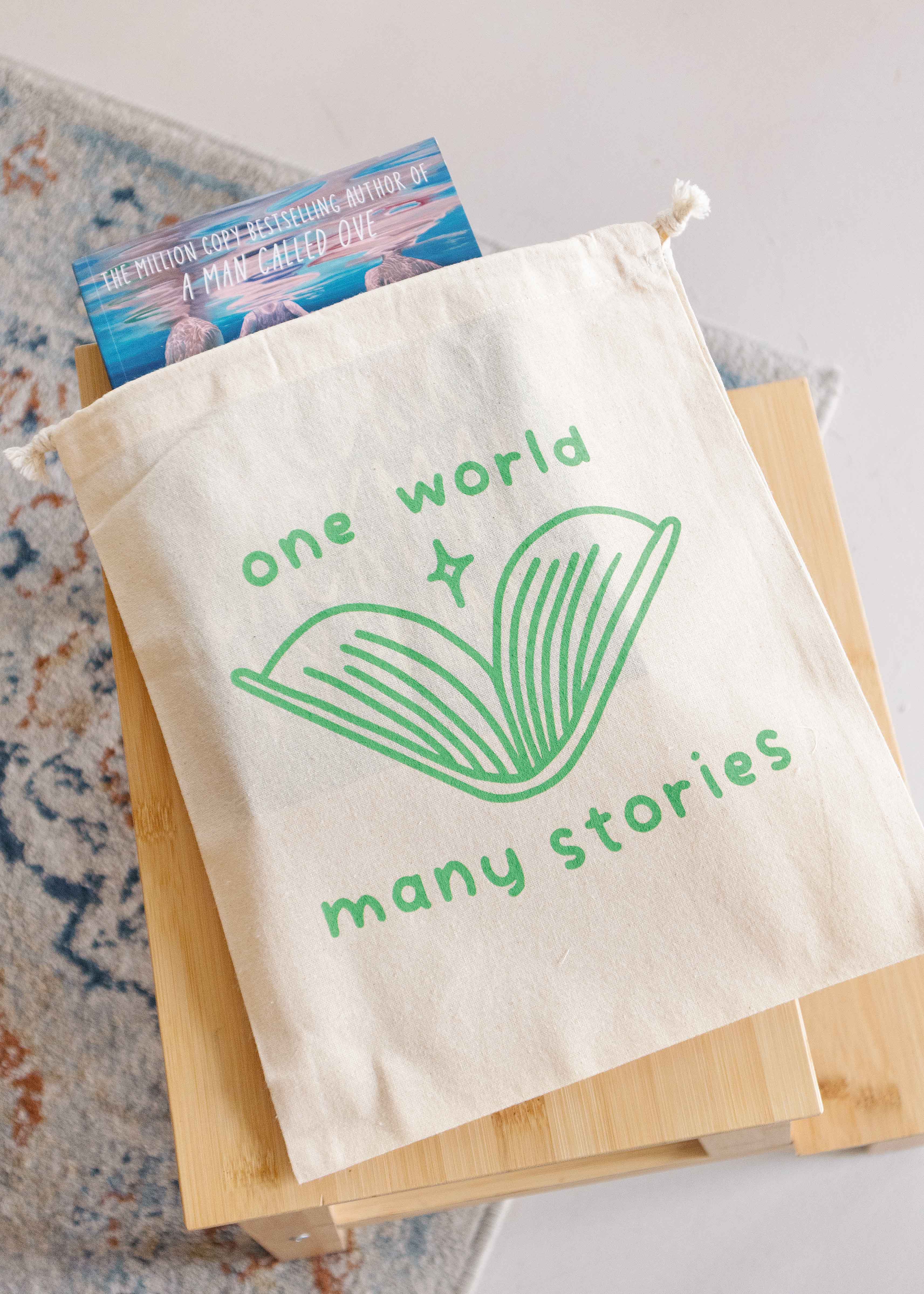 Booksleeve 'one world many stories green' groot
