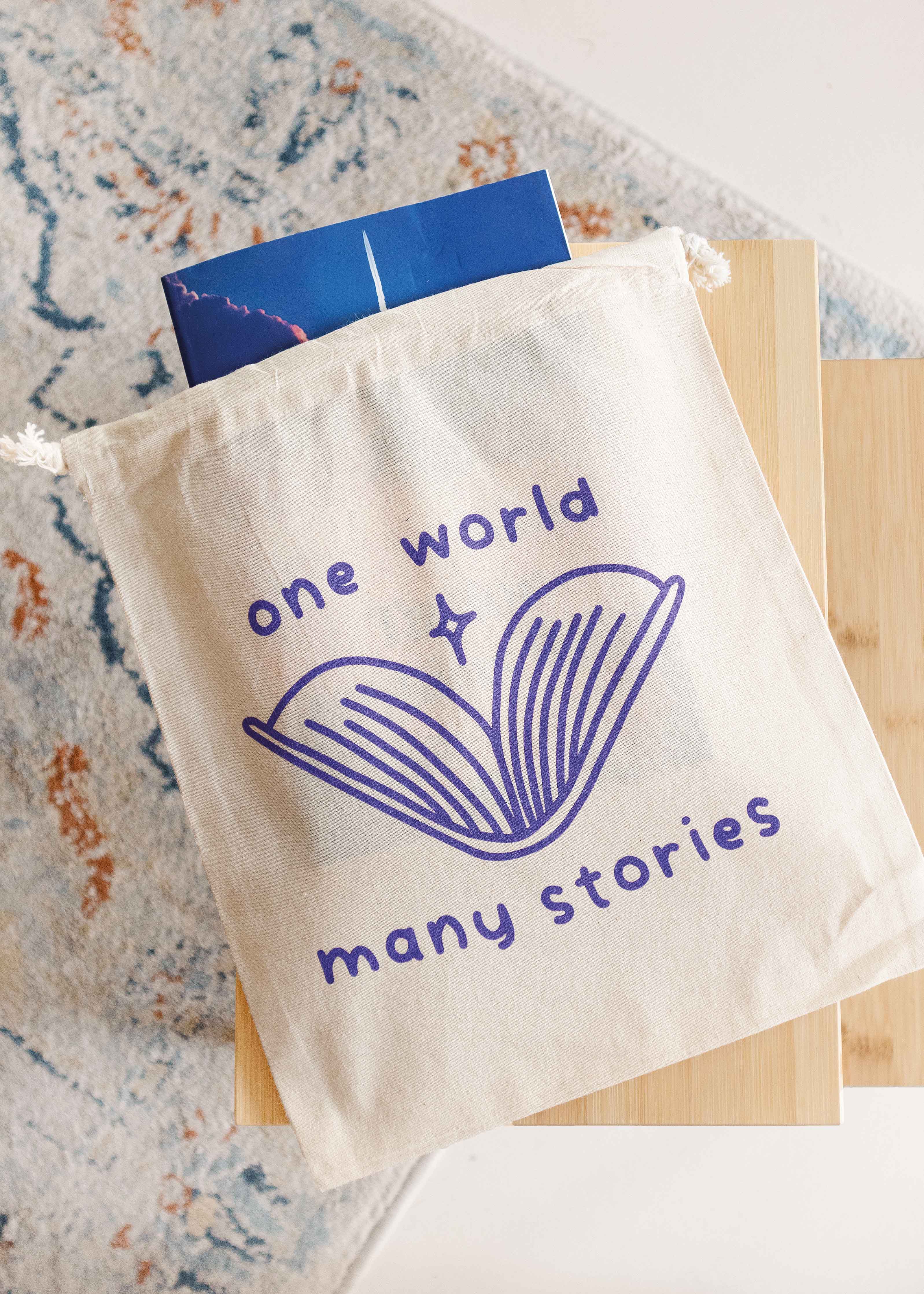 Booksleeve 'one world many stories purple' groot