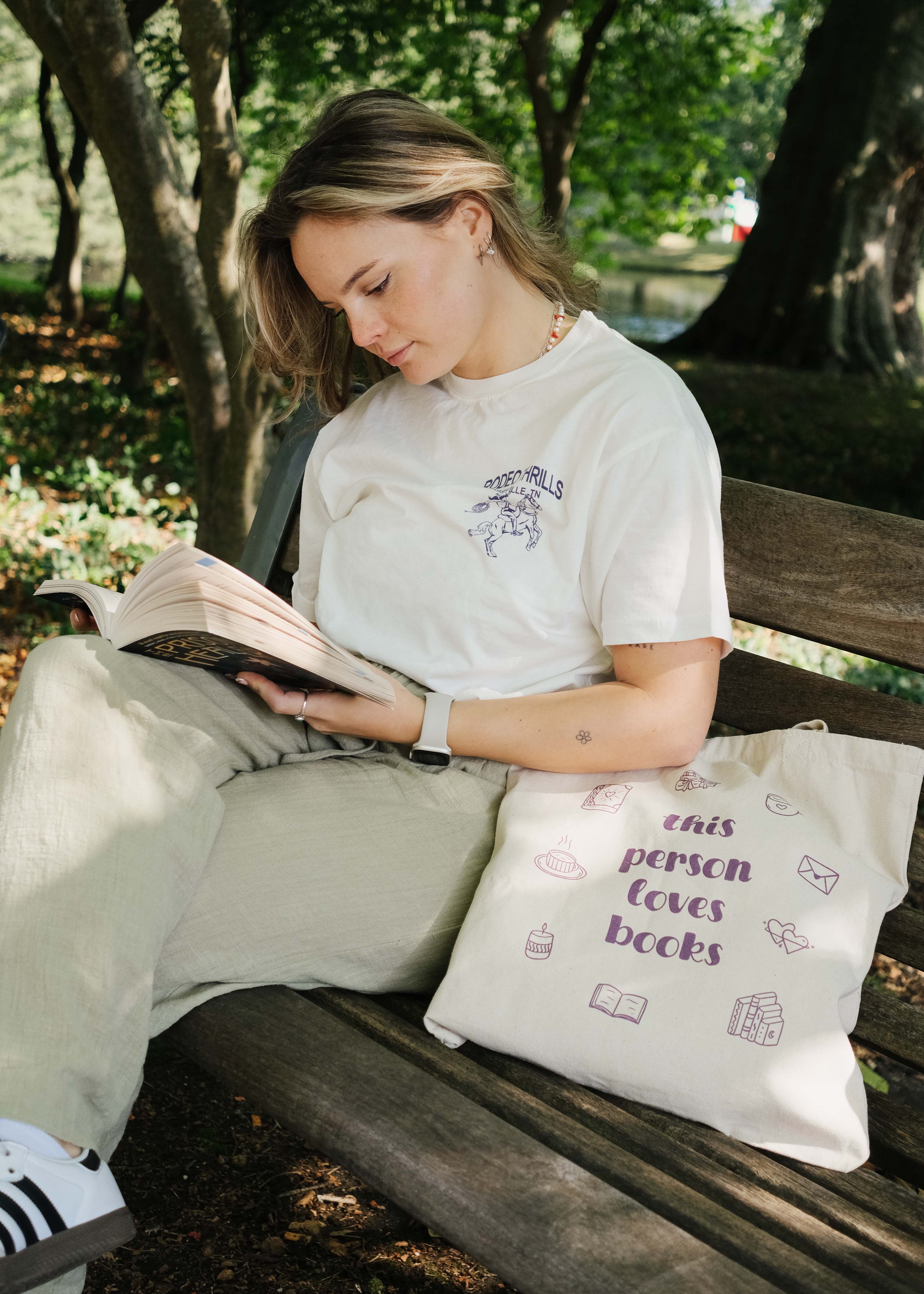 Totebag 'this person loves books'