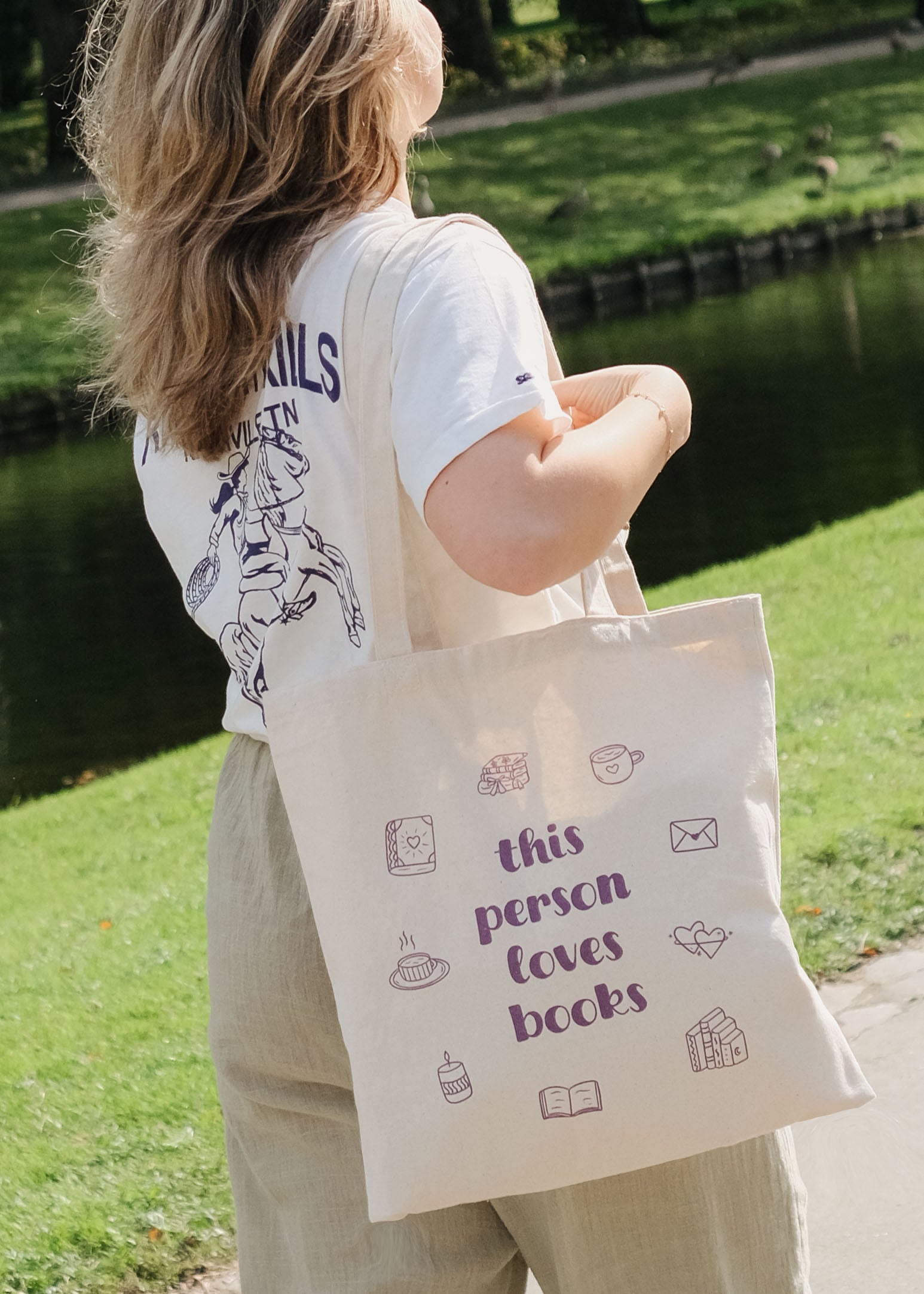 Totebag 'this person loves books'