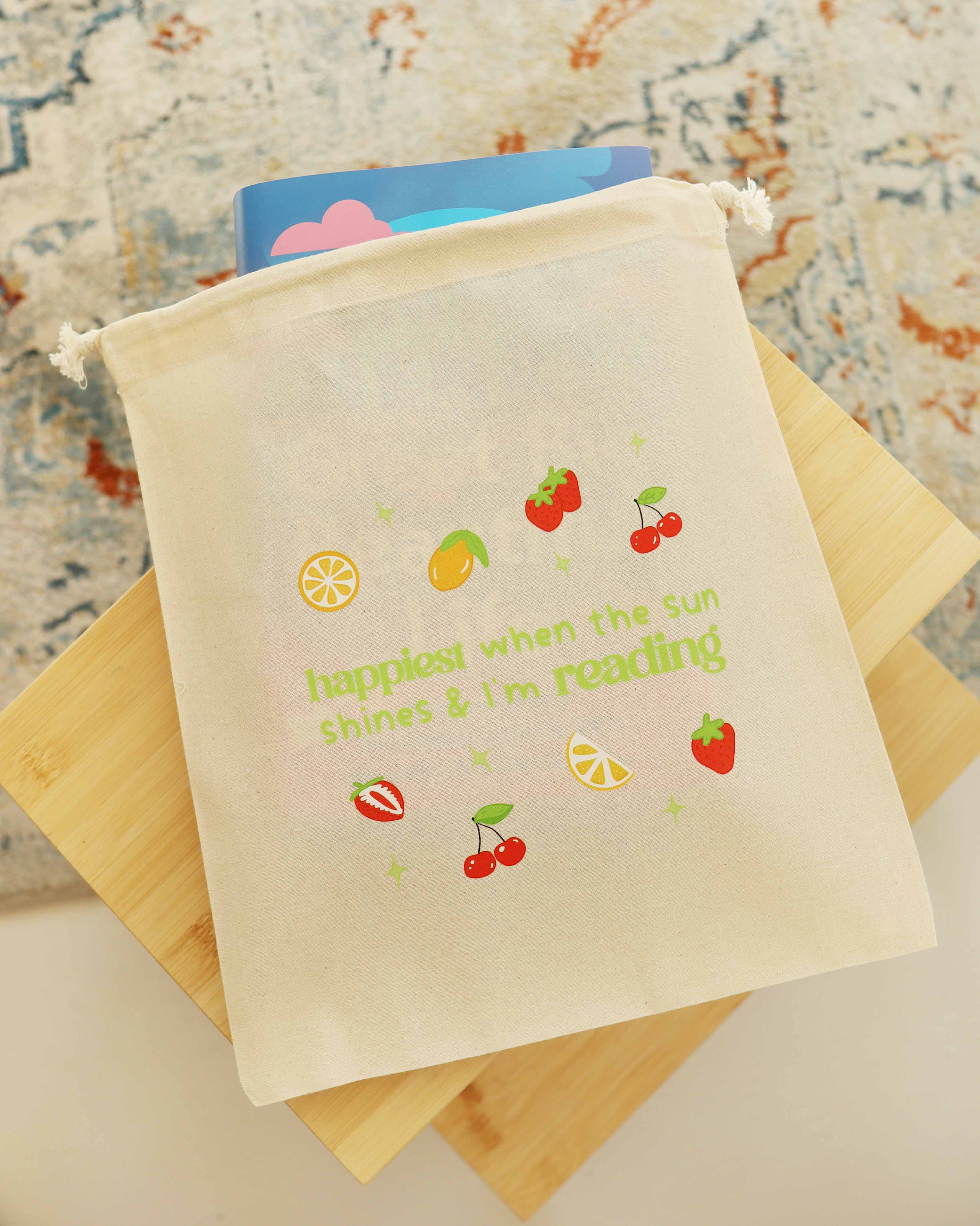 Booksleeve 'happiest when the sun shines & I'm reading' groot