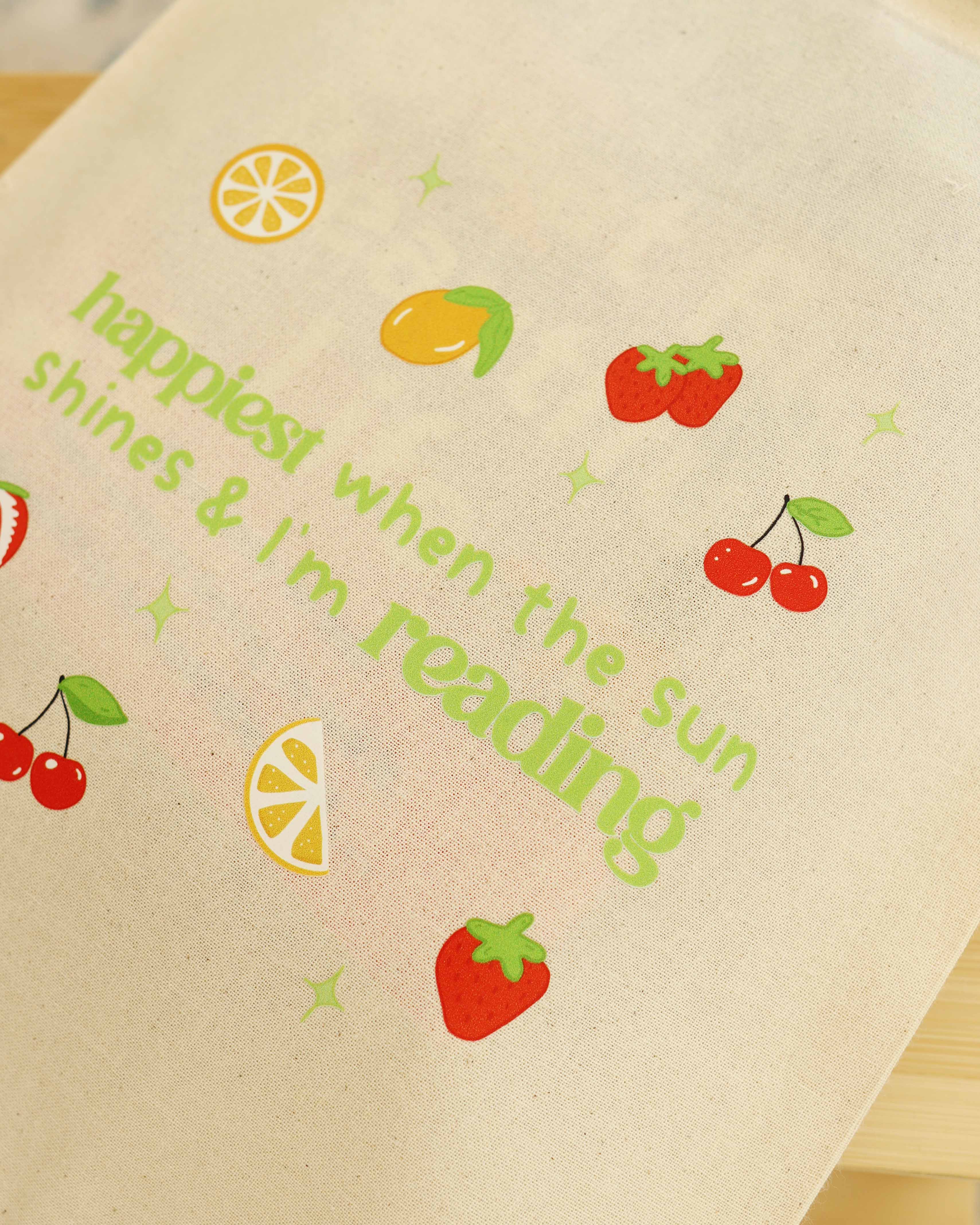 Booksleeve 'happiest when the sun shines & I'm reading' groot