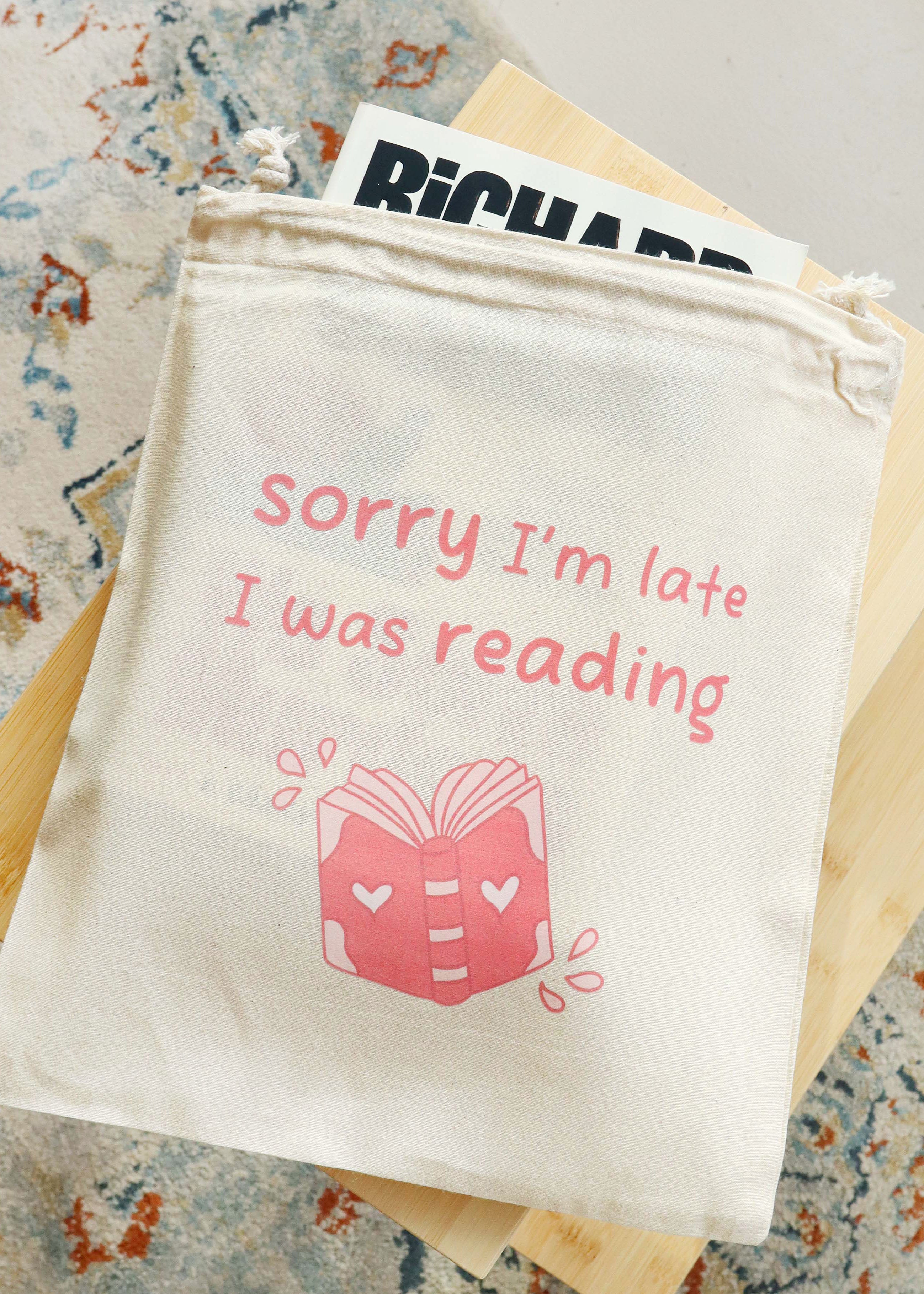 Booksleeve 'sorry I'm late I was reading' groot